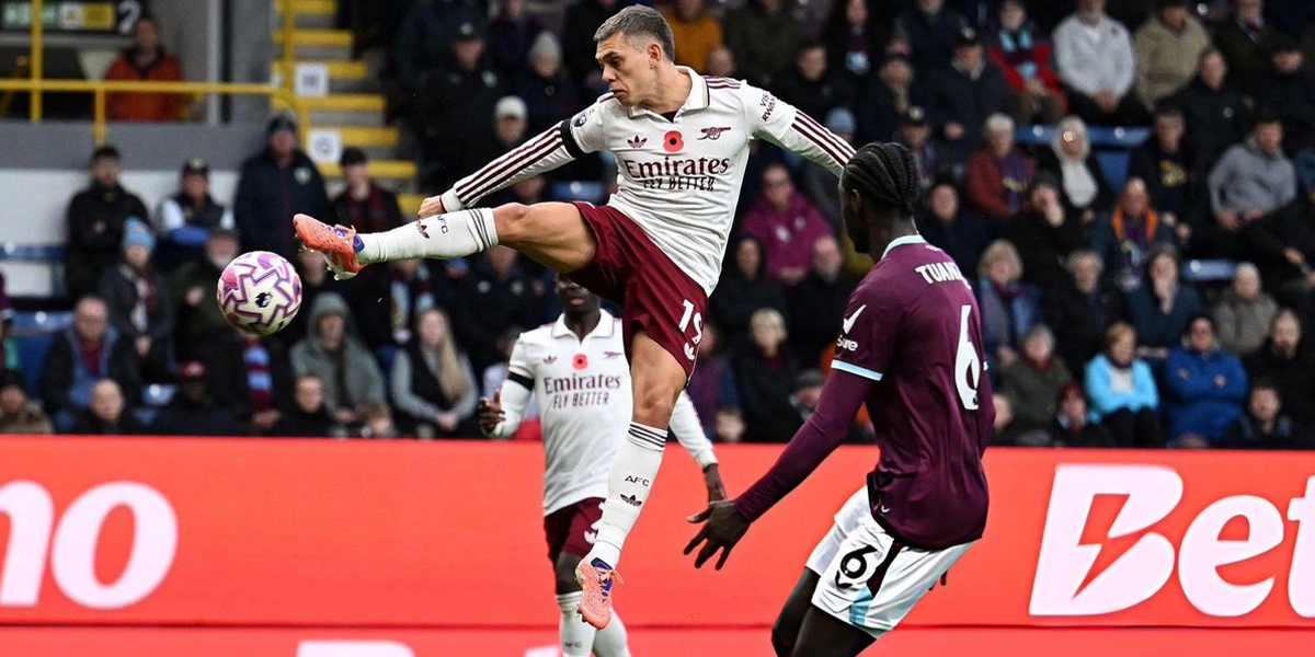 Trossard-Alami-Cedera-dan-Tantangan-Lini-Serang